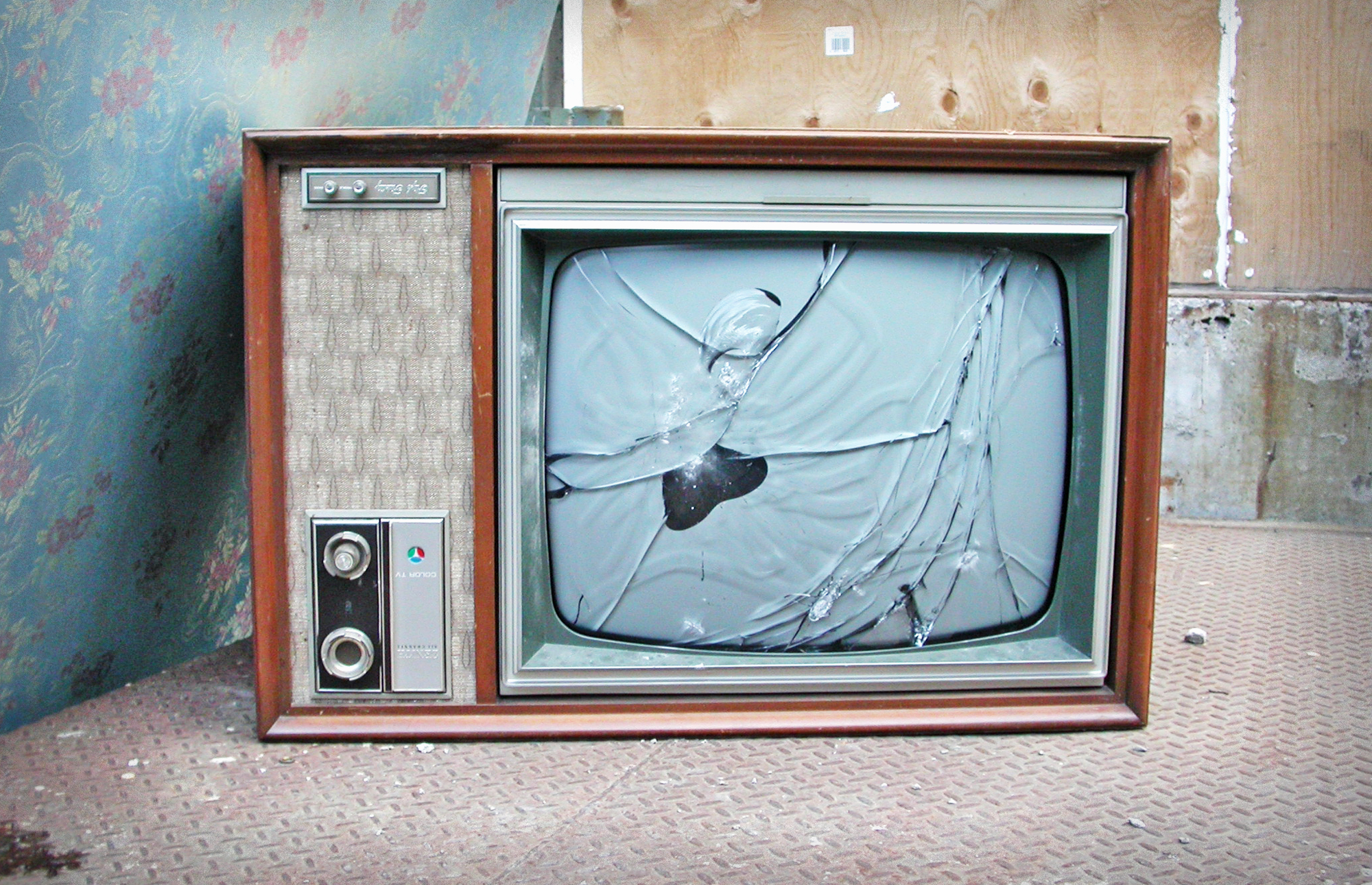 Телевизор готов. Сломанный телевизор. Старый телевизор. Старый сломанный телевизор. Экран старого телевизора.